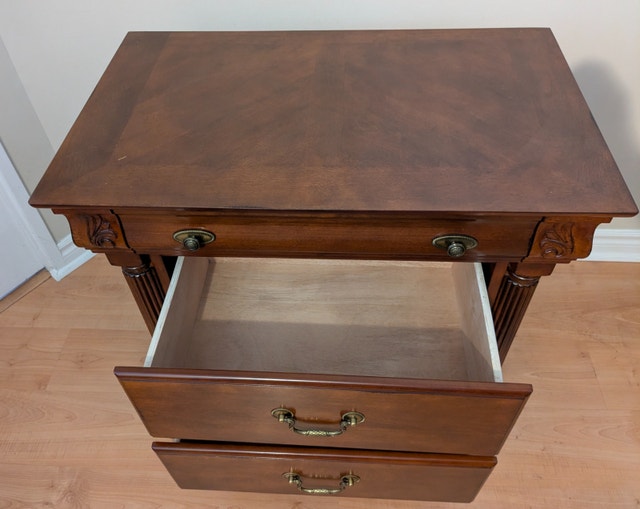 Classy Bedroom Mahogany Nightstand - photo 3