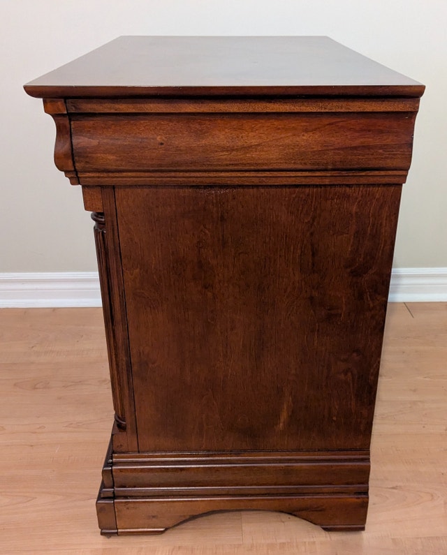 Classy Bedroom Mahogany Nightstand - photo 5