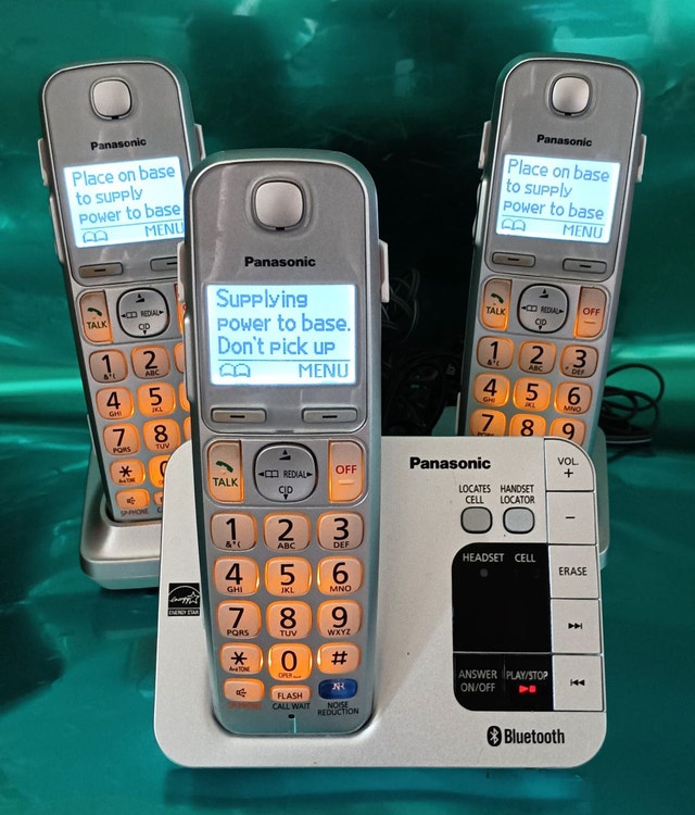 Panasonic KX-TGE260C Cordless Phone System w/3 Handsets/Docks
