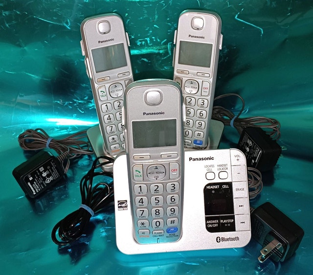 Panasonic KX-TGE260C Cordless Phone System w/3 Handsets/Docks - photo 2