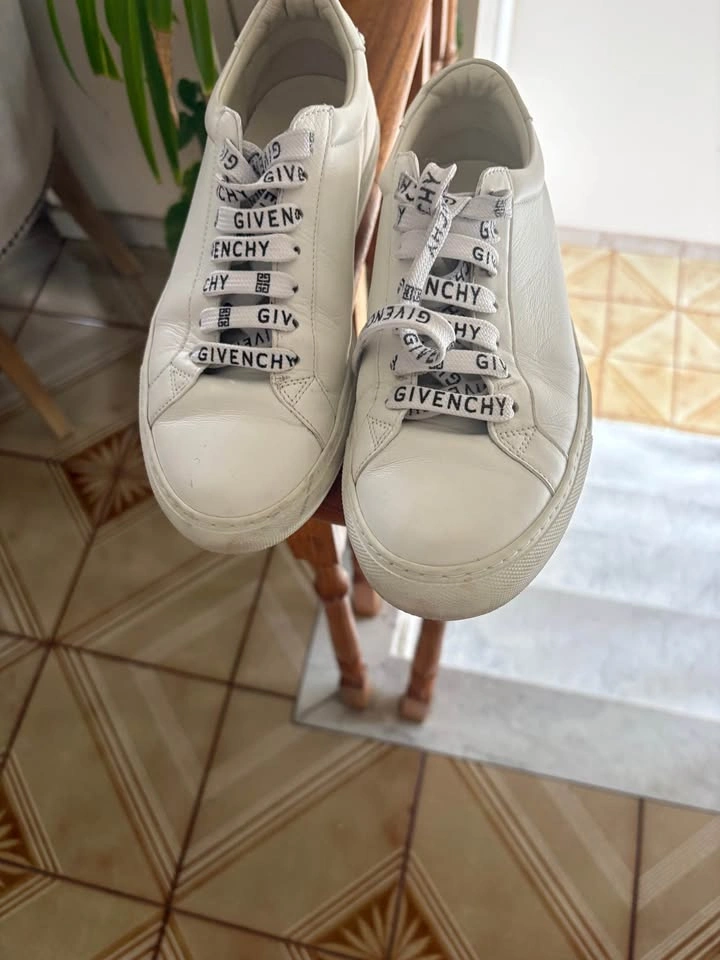 Givenchy white sneakers size 8.5 - photo 2
