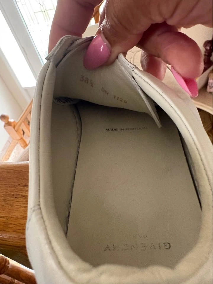 Givenchy white sneakers size 8.5 - photo 3