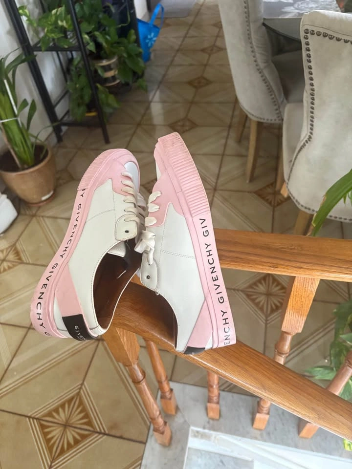 Authentic Givenchy Sneakers - photo 4