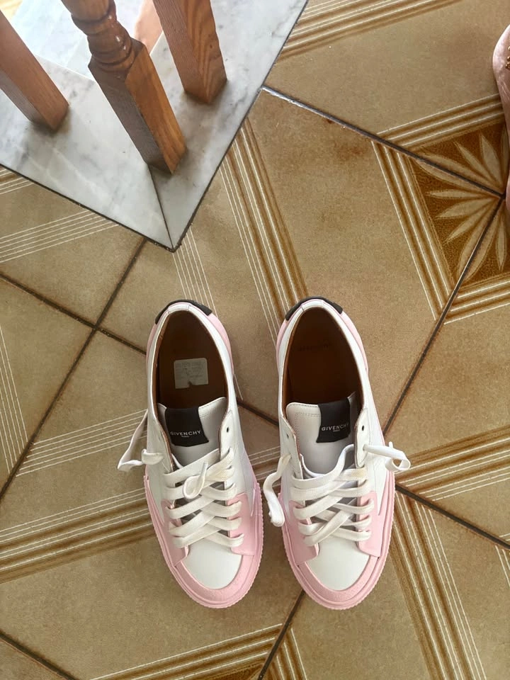 Authentic Givenchy Sneakers - photo 5