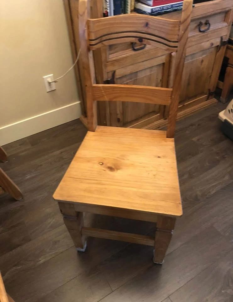 Kitchen Table and chairs with Hutch - photo 3