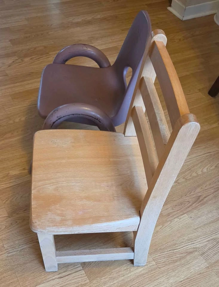 Two Kids Chairs - photo 2
