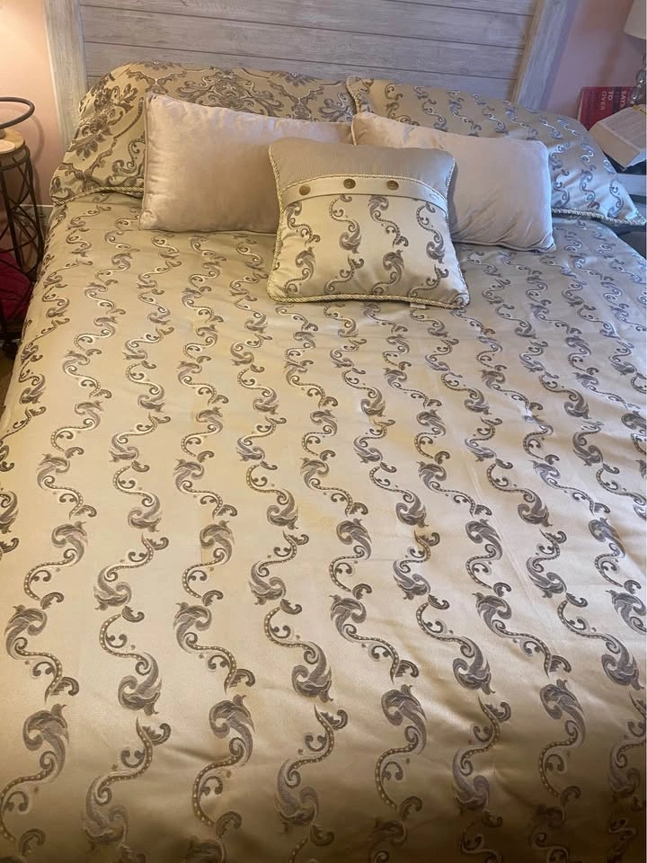 Quality King Comforter Set and Throw Pillows (Macy’s) - photo 2