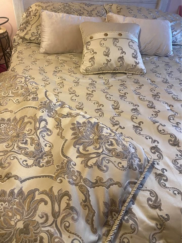 Quality King Comforter Set and Throw Pillows (Macy’s) - photo 3