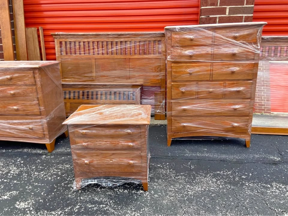 Oak Mission Style 4-Piece Bedroom Set (full/queen bed frame)