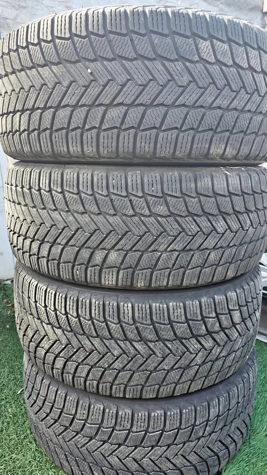 275/45/20 Michelin winter tires 85% tread