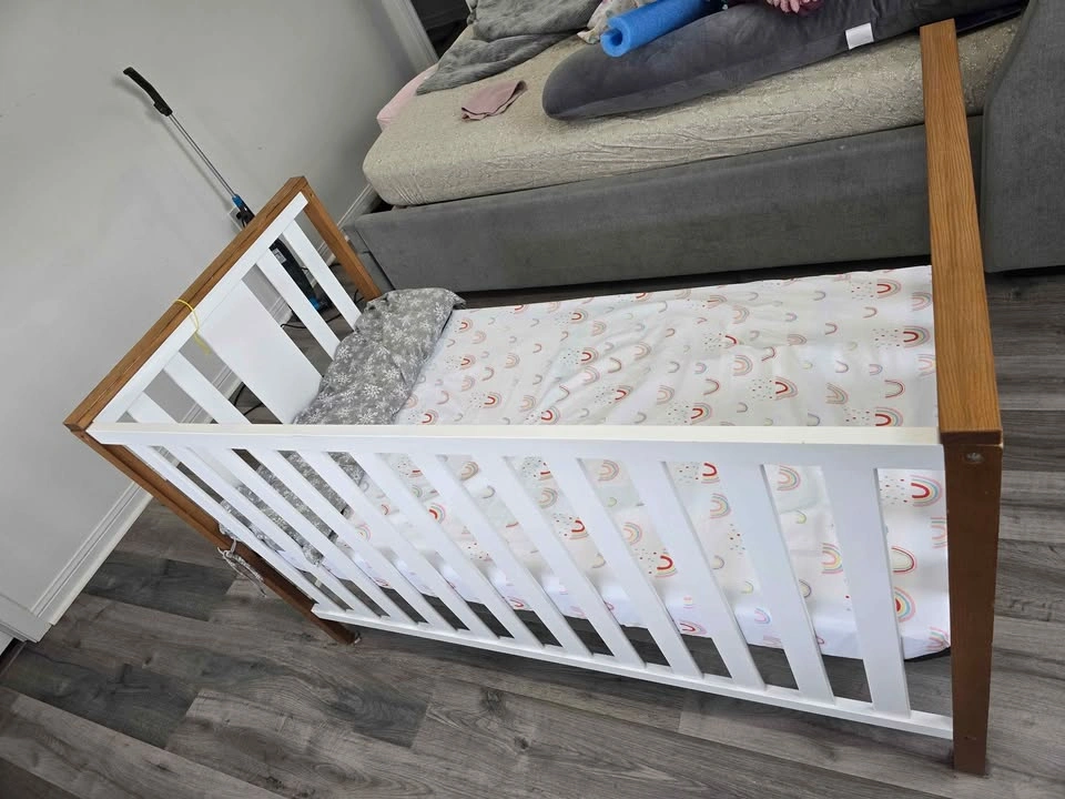 Storkcraft 4-in-1 Convertible Crib + Mattress & 4 Sheets - photo 4