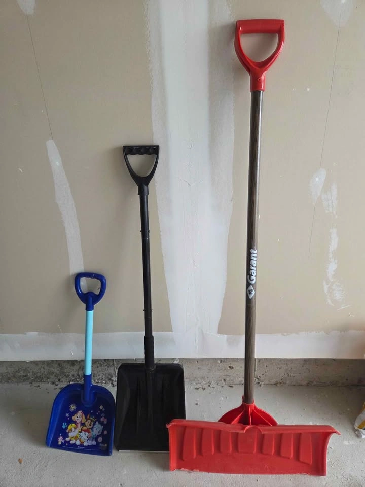 Winter Salt and Snow Shovel - photo 3