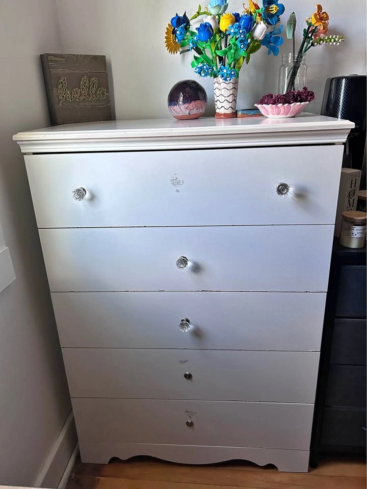 Crystal nob 5-drawer dresser