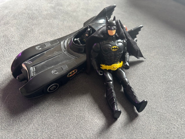 1989 Kenner Batman with Cape and Belt + Batmobile