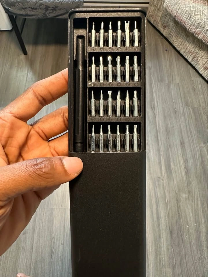 Portable screwdriver set