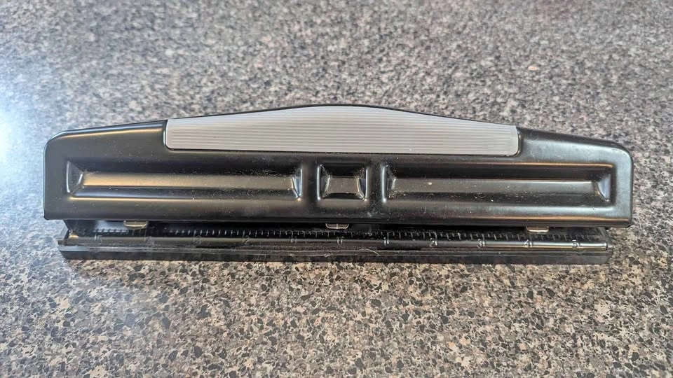 Adjustable 3-hole puncher
