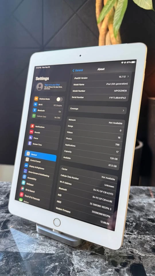 iPad 5th gen 128gb - photo 2