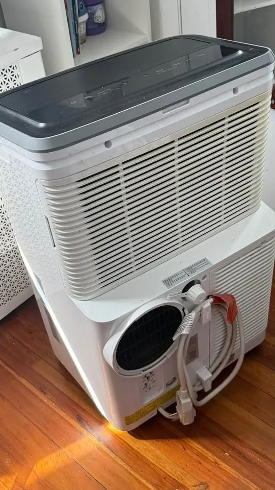 Frigidaire Portable AC Unit - photo 4