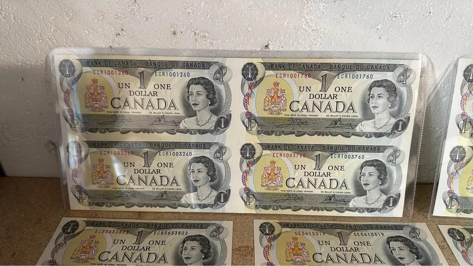 Old Canadian 1 and 2 Dollar Banknotes Queen Elizabeth II - photo 2