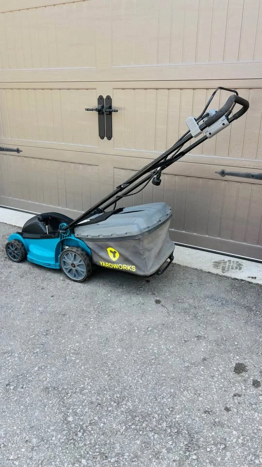 Yardworks 10A 14 inch corded electric lawnmower - photo 2