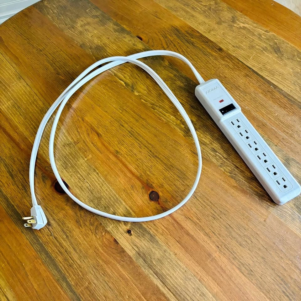 14 gauge 6 outlet medium duty power bar and surge protector
