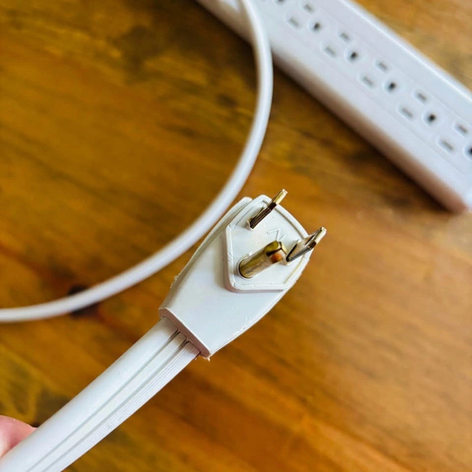 14 gauge 6 outlet medium duty power bar and surge protector - photo 3