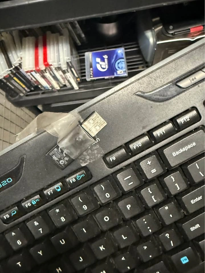Wireless Logitech Keyboard with receiver - photo 2
