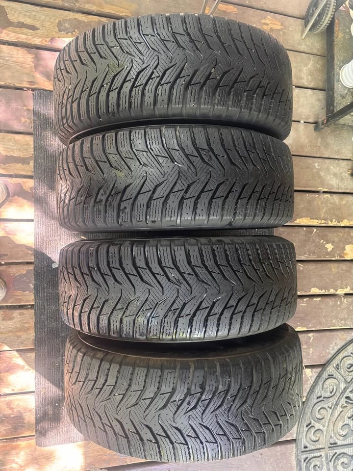 4 Kumho Winter Tires 215/55R16 on Black Steel Rims - 95% Tread - photo 2