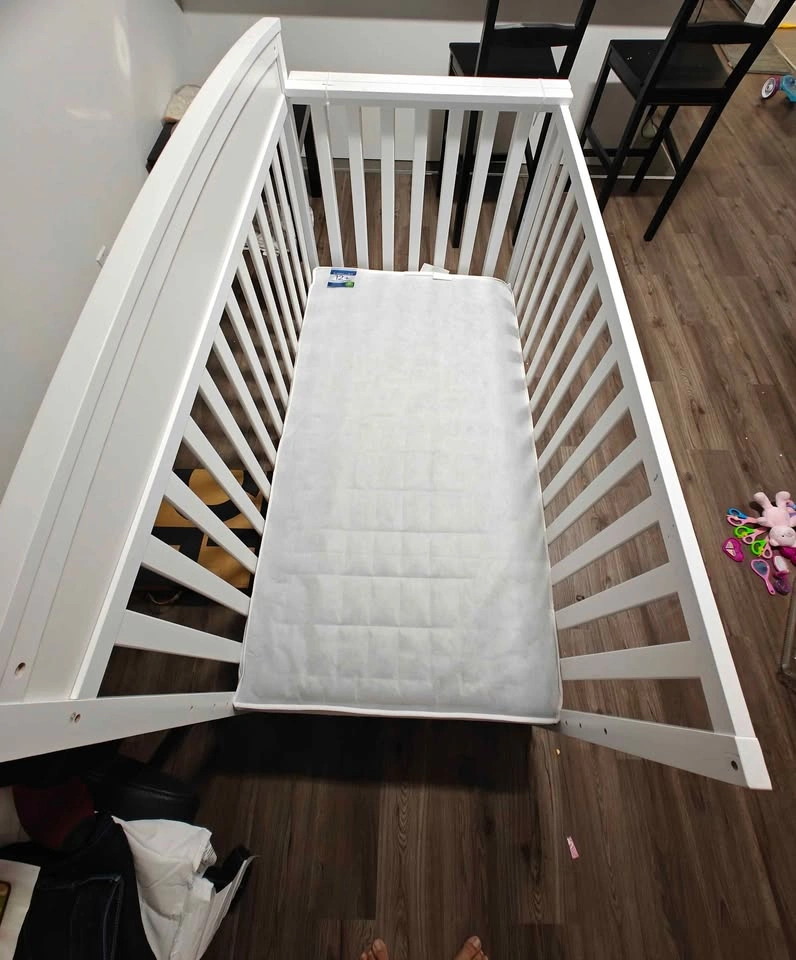 Graco Baby Crib + Simmons Mattress Included - photo 2