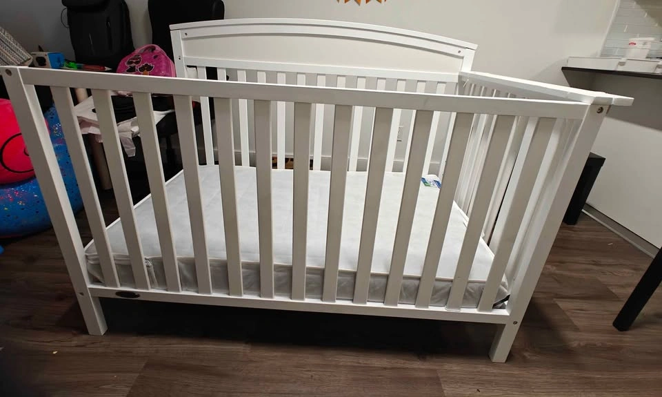 Graco Baby Crib + Simmons Mattress Included - photo 3
