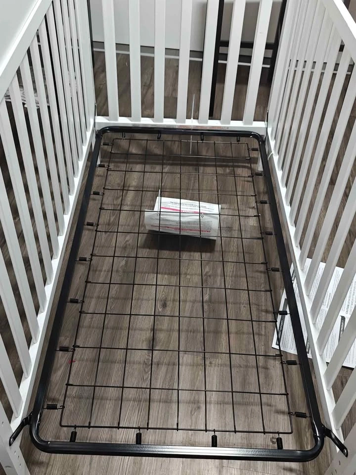 Graco Baby Crib + Simmons Mattress Included - photo 4