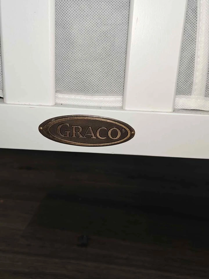 Graco Baby Crib + Simmons Mattress Included - photo 5