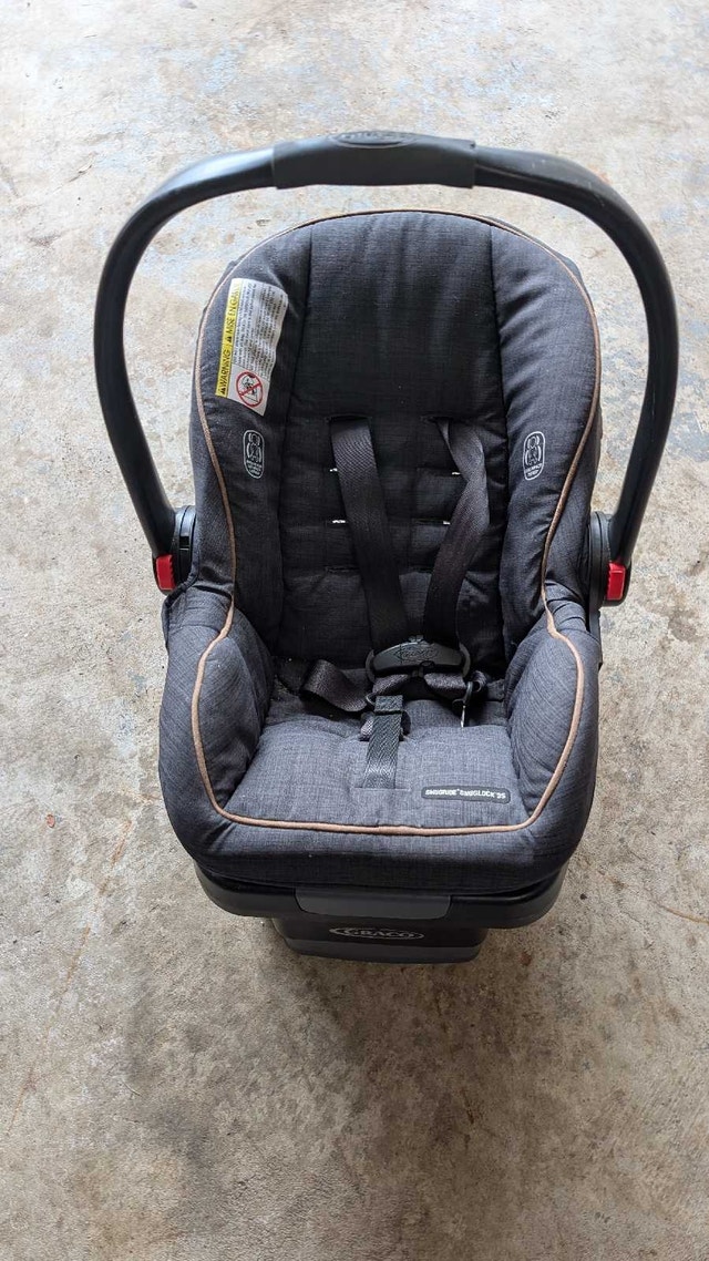 Graco SnugRide rear facing Car Seat
