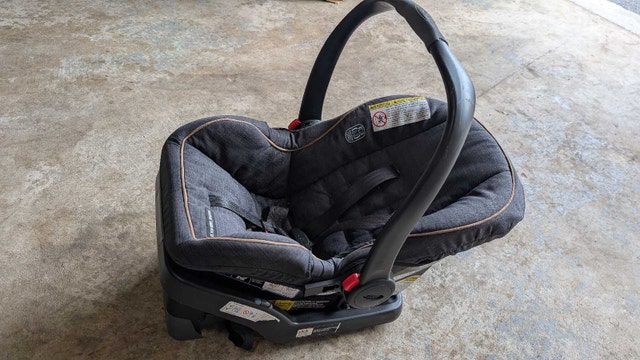 Graco SnugRide rear facing Car Seat - photo 2