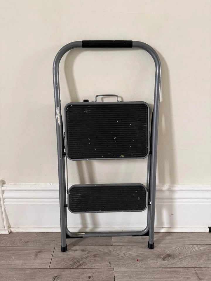 Medium size stepping ladder - photo 3