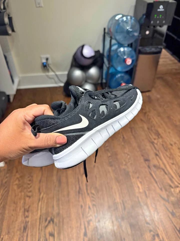 Sneakers (5.5Y / 7womens)