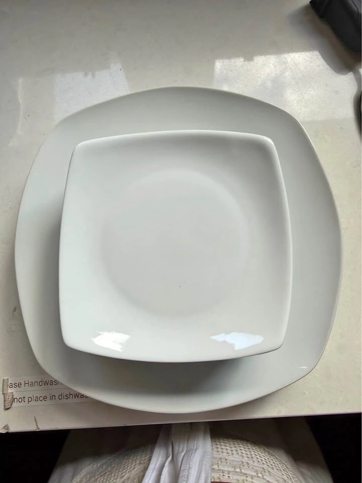 4 dinner plates 6 side plates