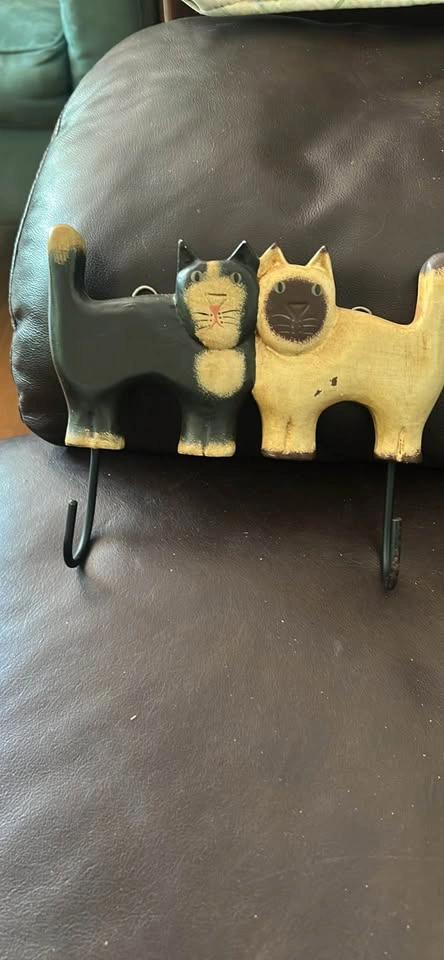 MCM Vintage Wooden Wall Hook with Hand-Painted Cats - photo 3