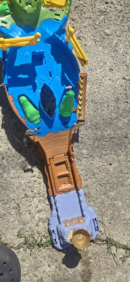 Hot Wheels Monster Trucks Wreckin' Raceway Playset