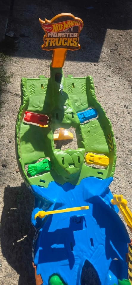 Hot Wheels Monster Trucks Wreckin' Raceway Playset - photo 2