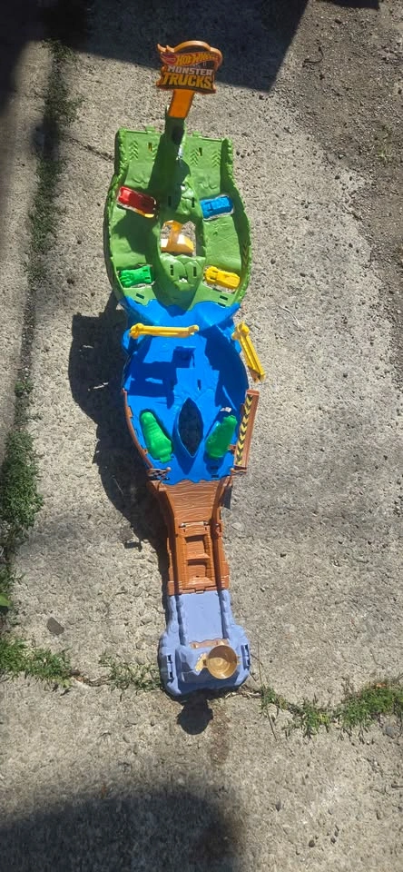 Hot Wheels Monster Trucks Wreckin' Raceway Playset - photo 3