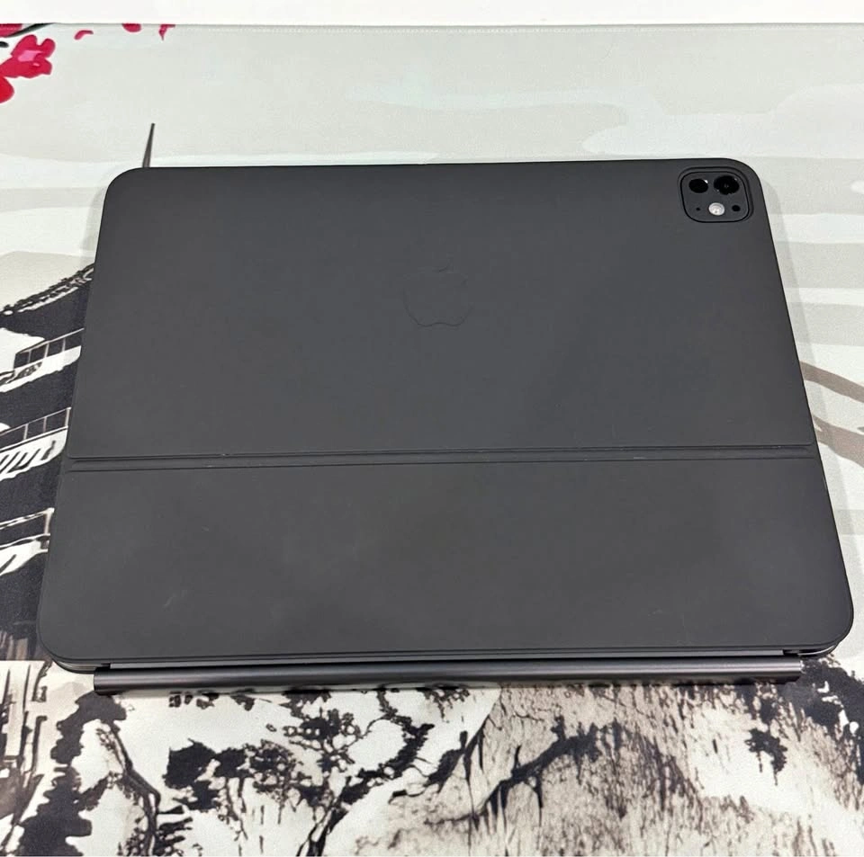 iPad 13” M4 WiFi (512GB) + Apple Magic Keyboard