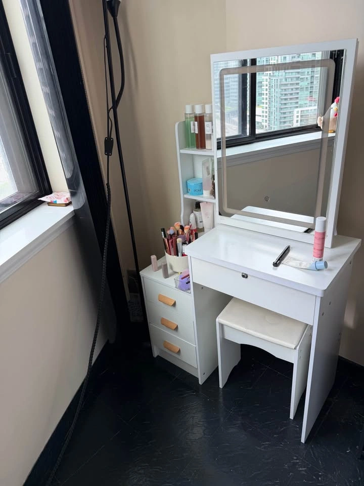 Make up vanity for sale at $200! - photo 2