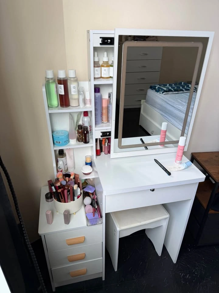 Make up vanity for sale at $200! - photo 3