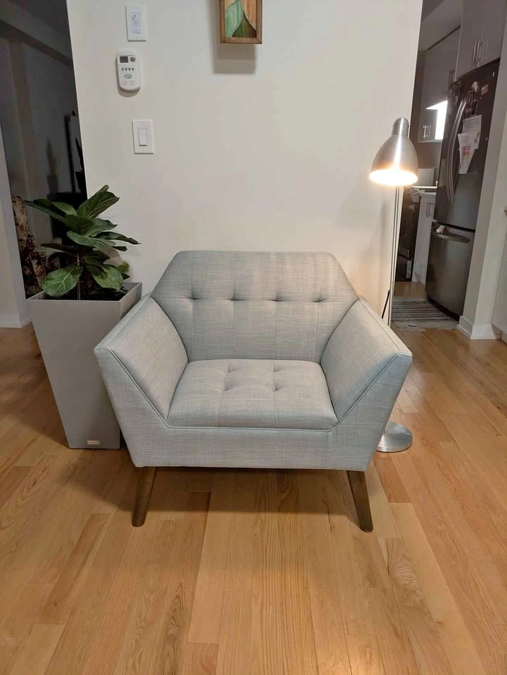 Button Tufted Lounge/Accent Chair