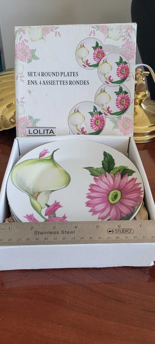 Round plates, set of 4. New condition never used.