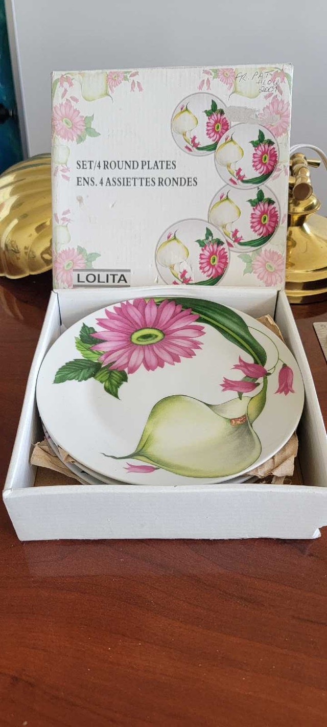 Round plates, set of 4. New condition never used. - photo 3