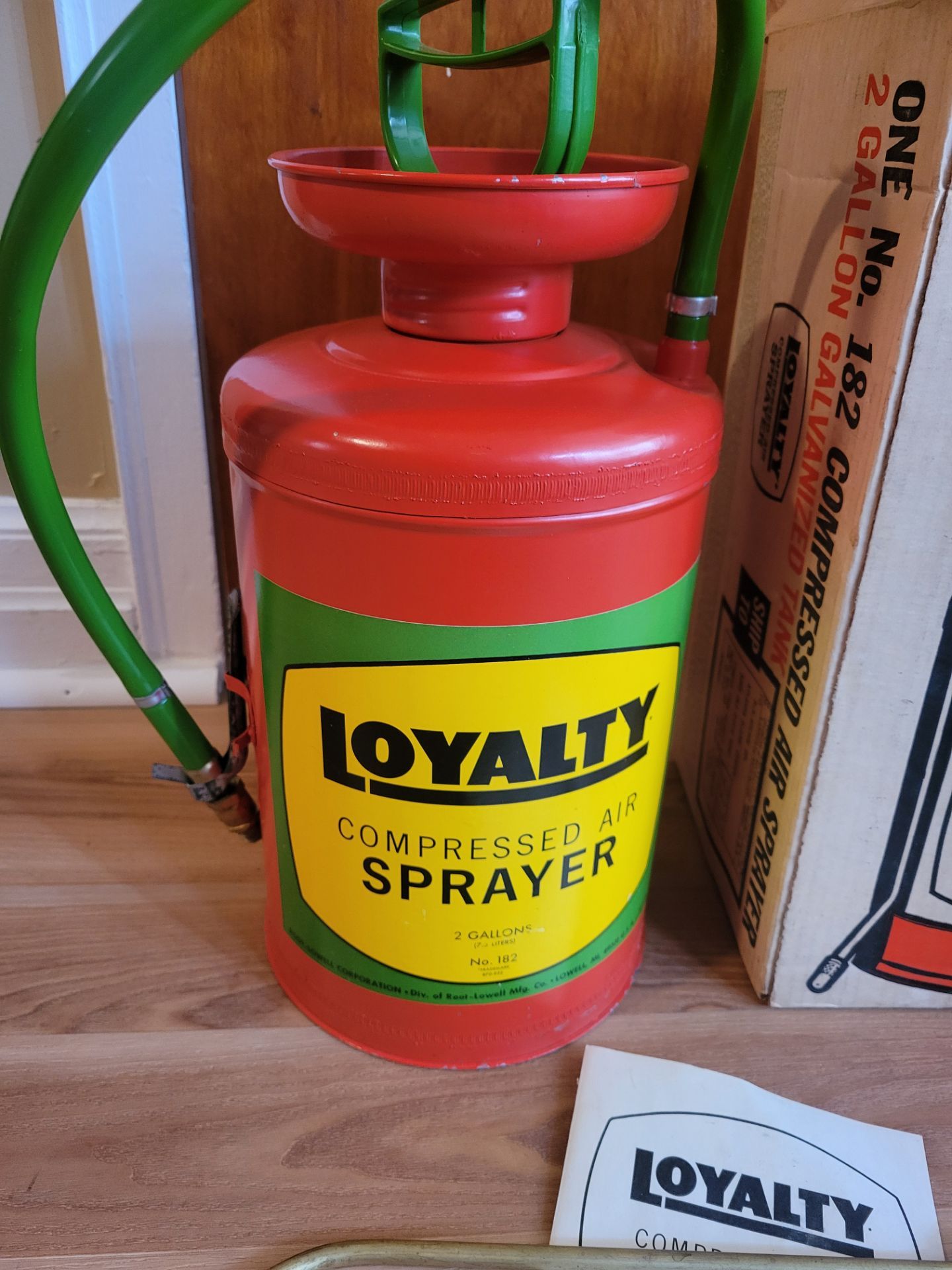 Vintage 60's Loyalty metal compressed Garden Air Sprayer - photo 2