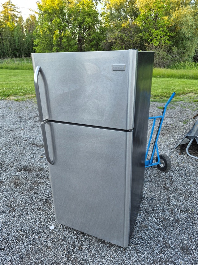 Stainless Fridge Frigidaire 30'' top freezer Refrigerator