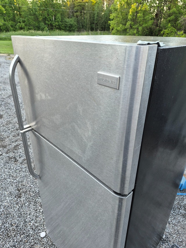 Stainless Fridge Frigidaire 30'' top freezer Refrigerator - photo 2